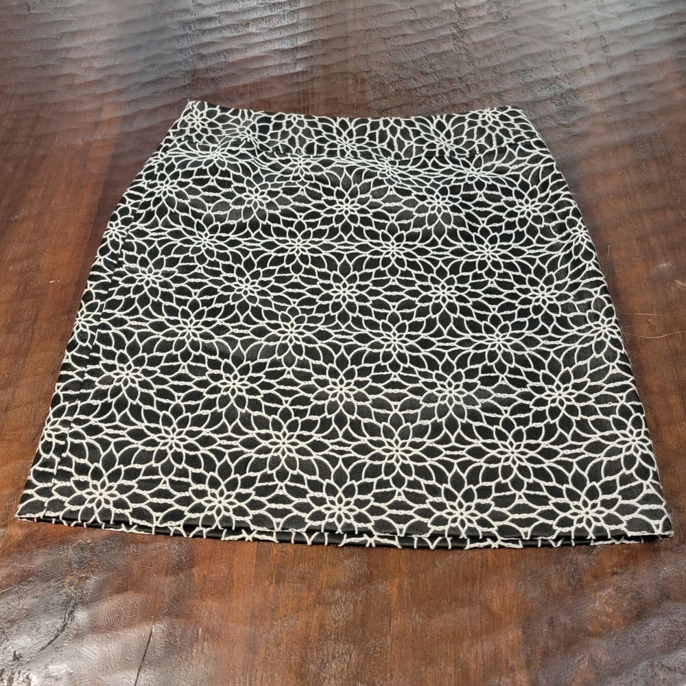 Ann Taylor Mini Skirt Size 2 Petite Black White Knit Floral Print Career Casual